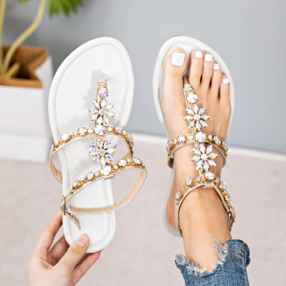 The new summer fairy style for women is suitable for matching skirts and flat sandals